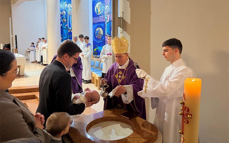 Biskup Gorski krstio peto dijete obitelj Čuljak u Sesvetama